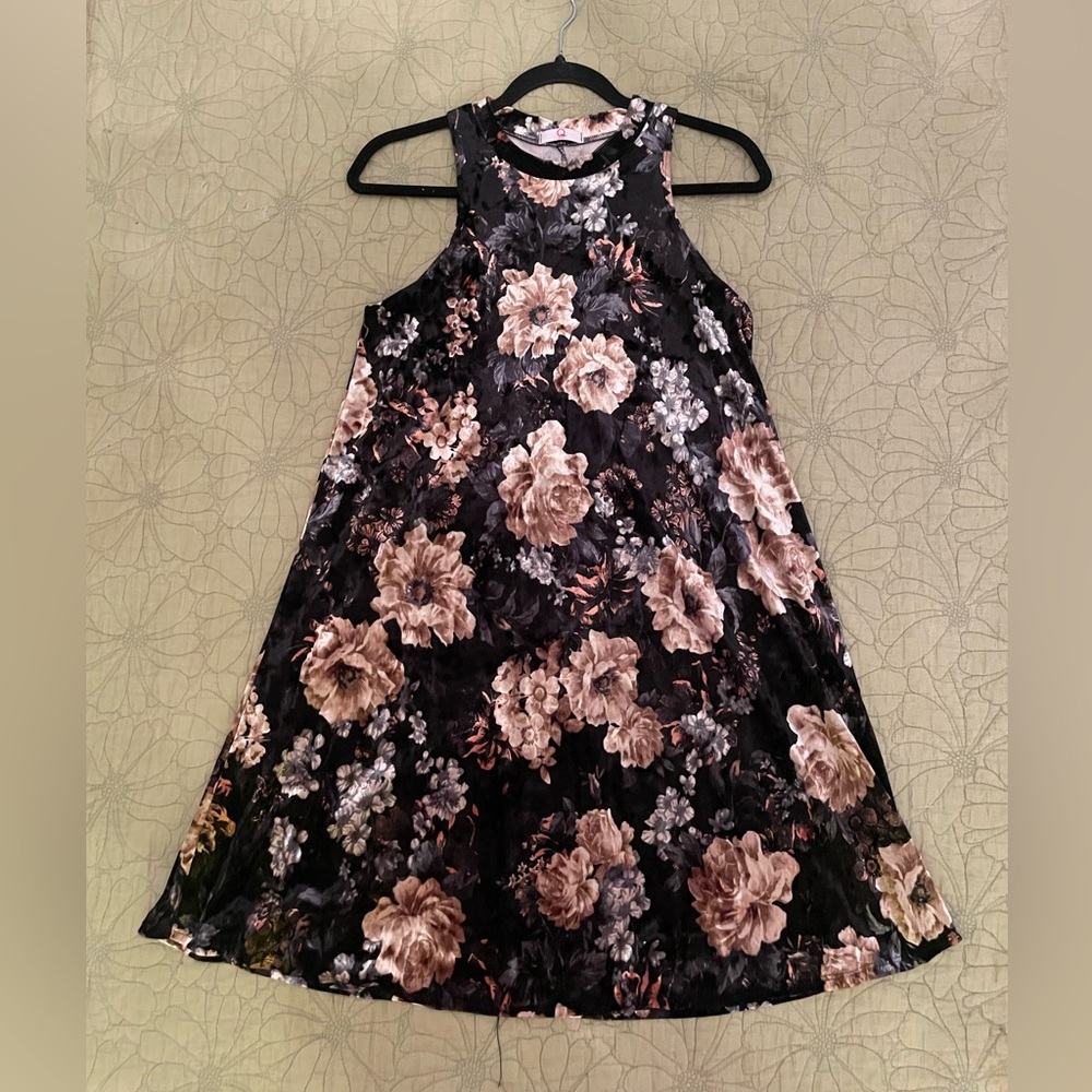 Q, black crushed velvet floral dress, size small